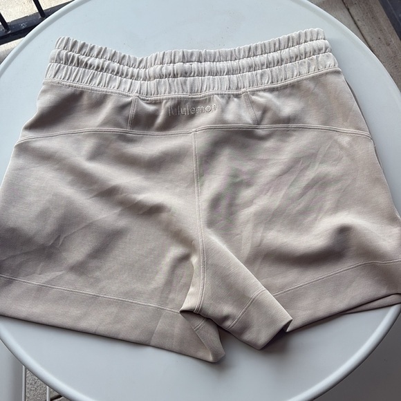 Lululemon Soft Ambitions High Rise Short 4" color trench cream size 10 - Picture 6 of 7